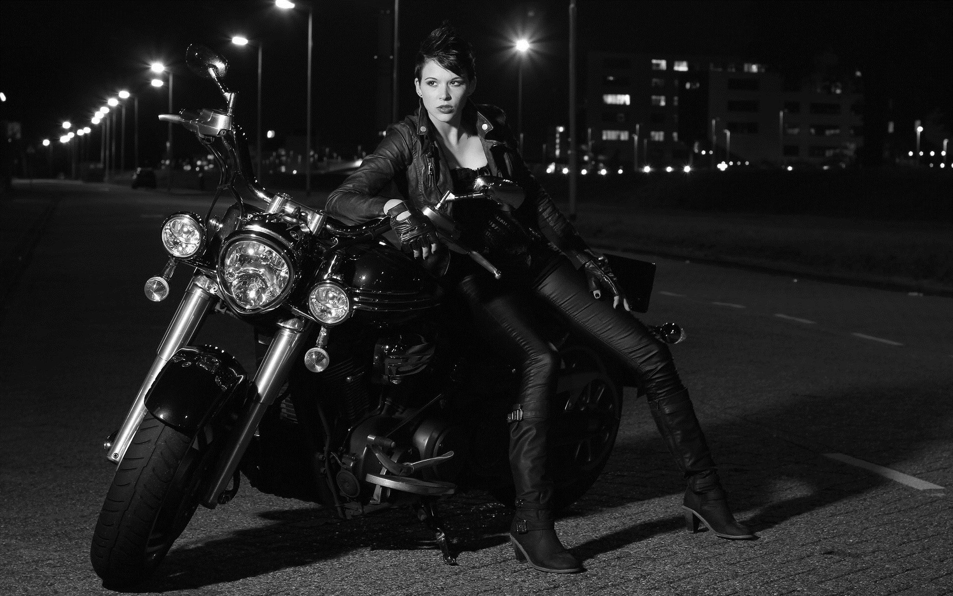 Photo Beautiful girls and motorcycles in Johor Baru